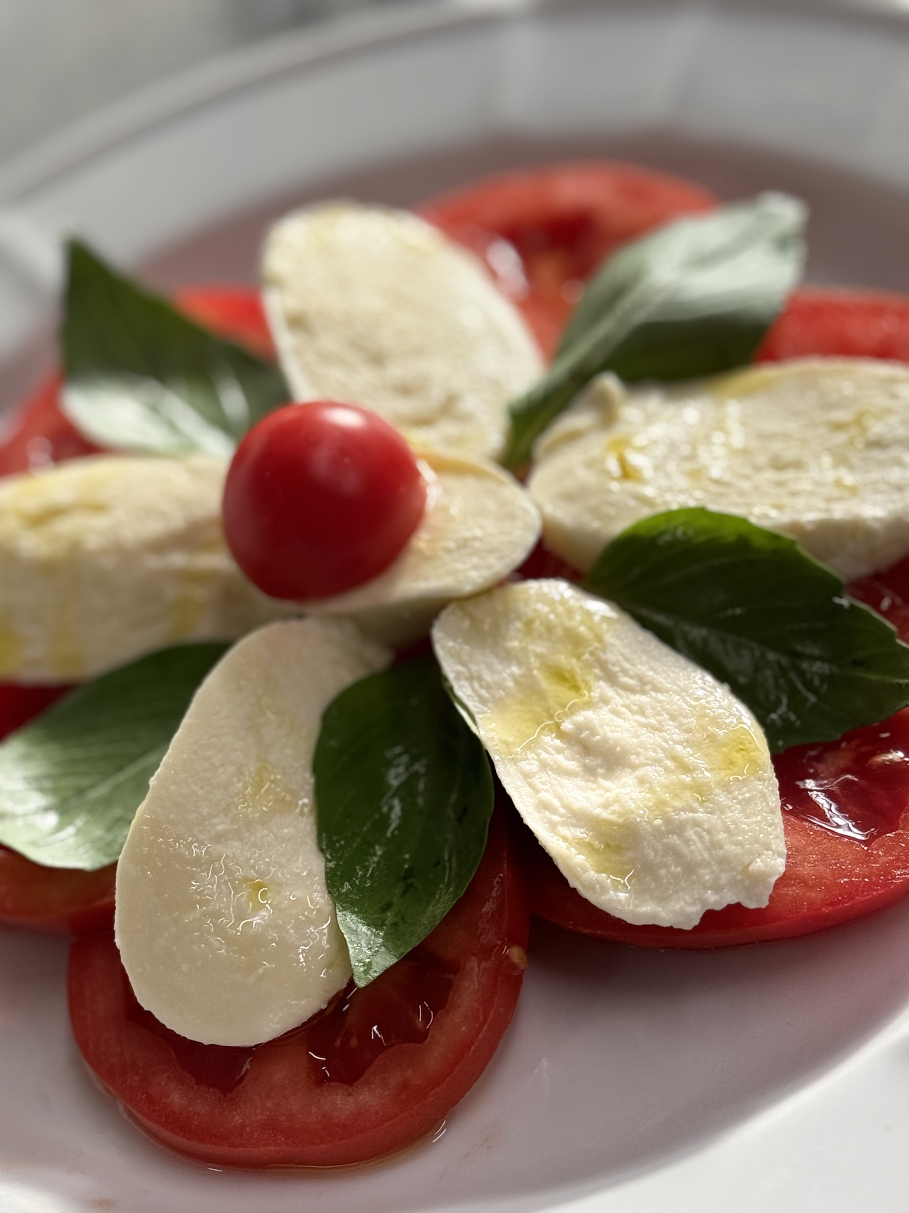 Caprese mit Büffelmozzarella, Tomaten und Basilikum