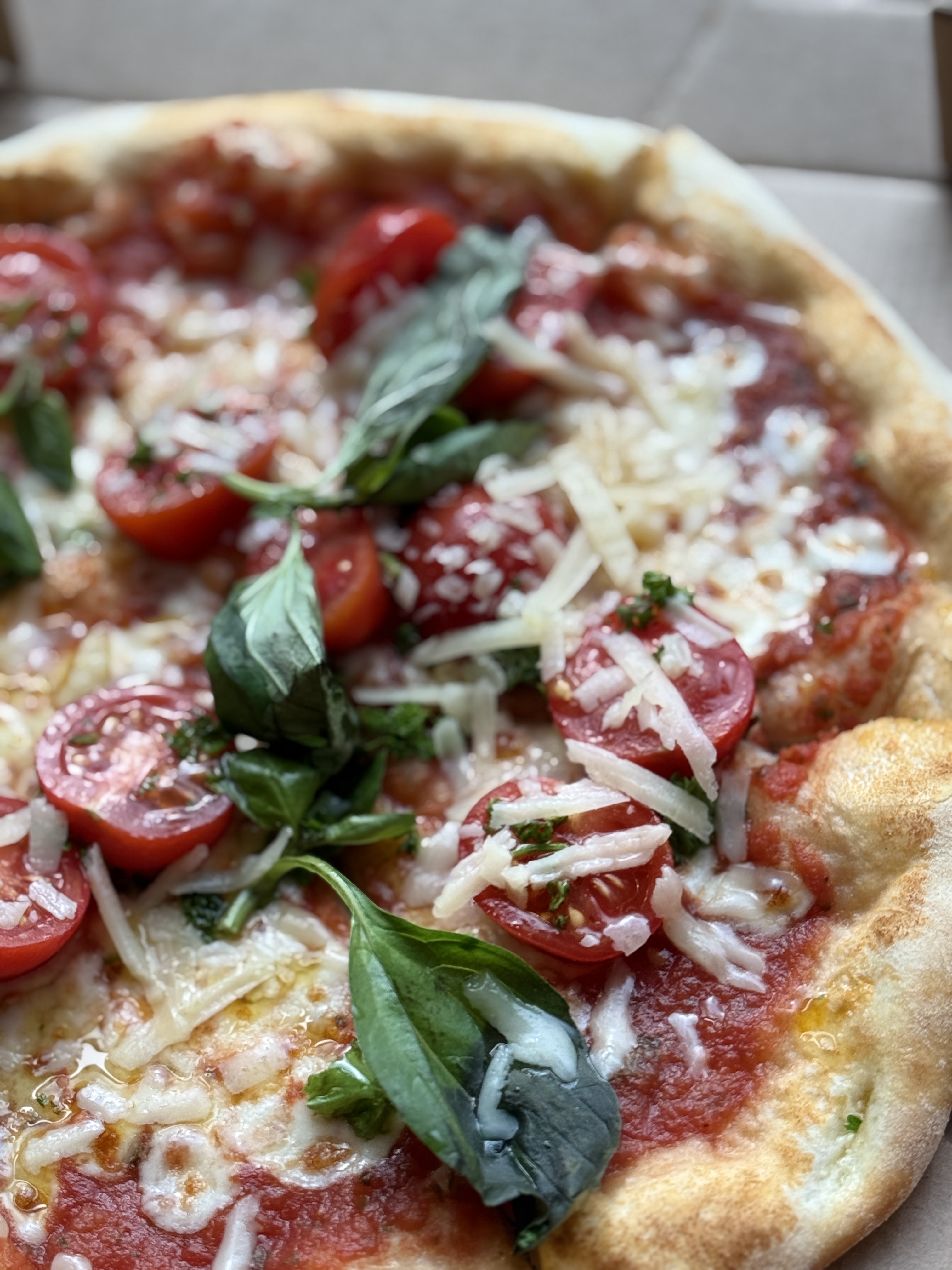 Pizza Margherita mit Kirschtomaten und Basilikum aus unserer Küche