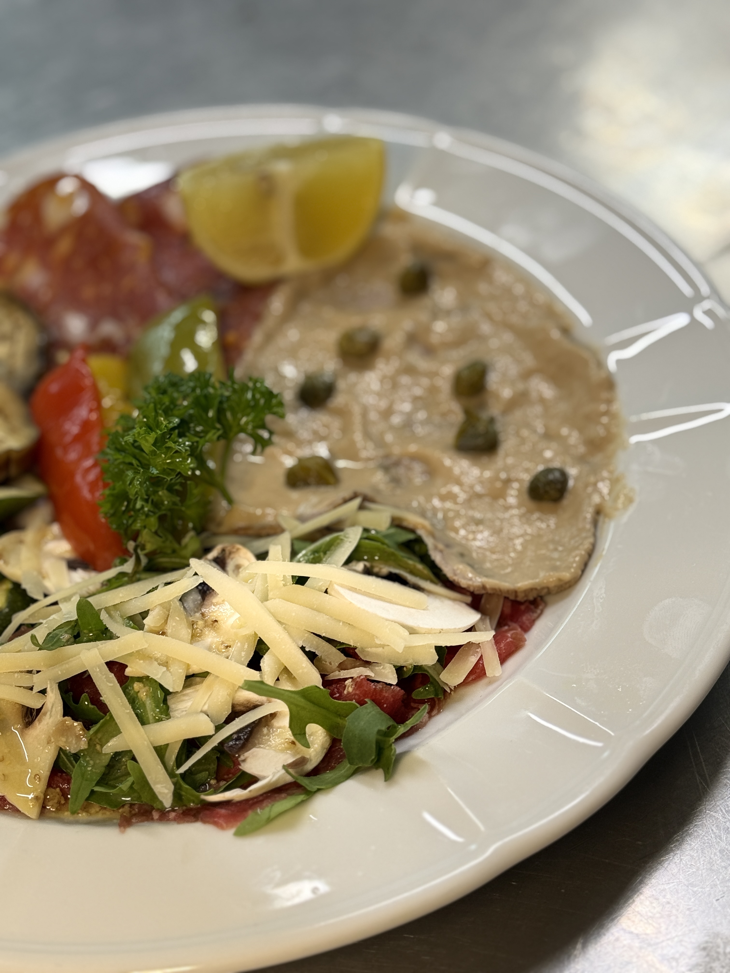 Vitello tonnato und Carpaccio mit Parmesan und Rucola
