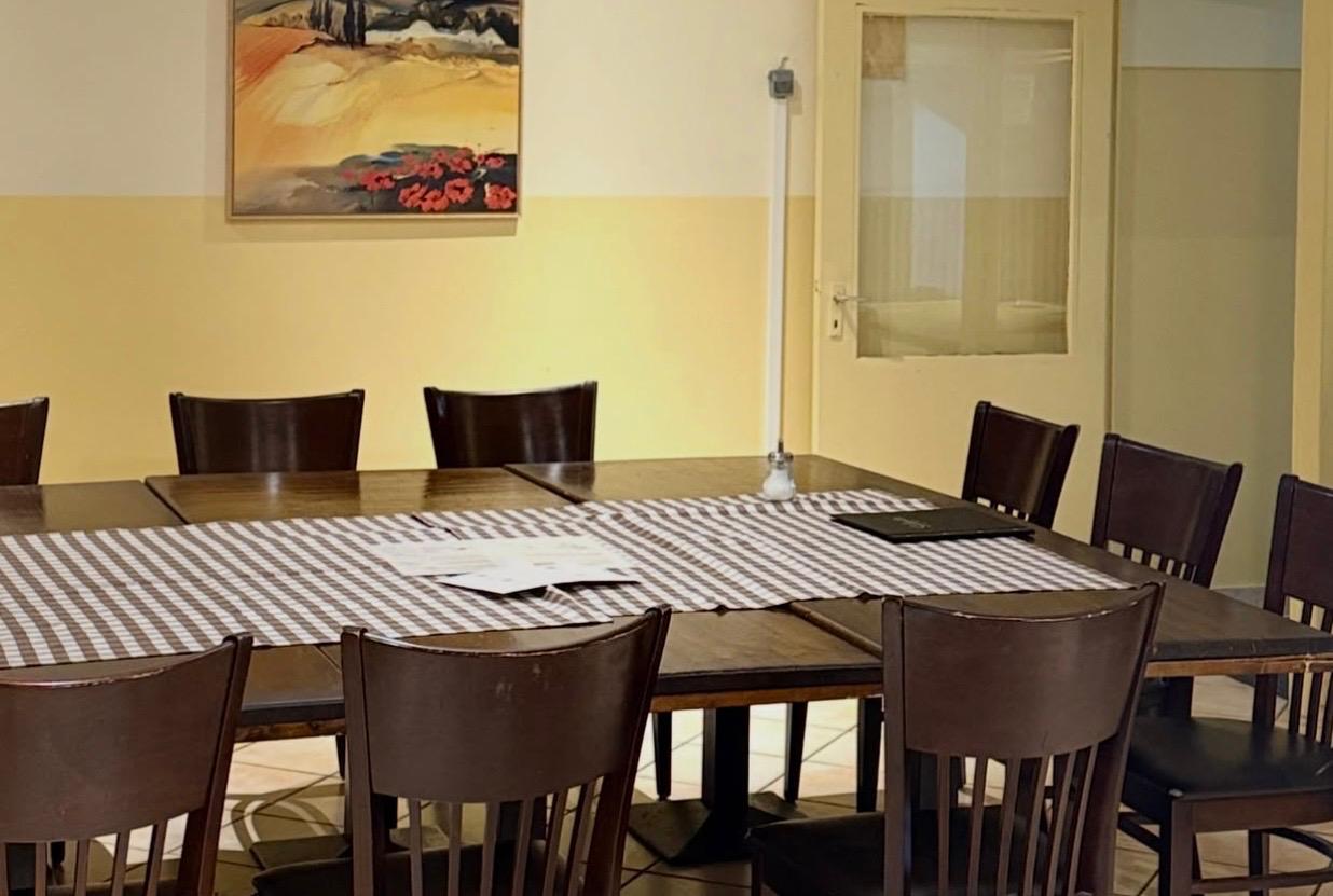 Sitzbereich an der Kegelbahn mit langer Tafel