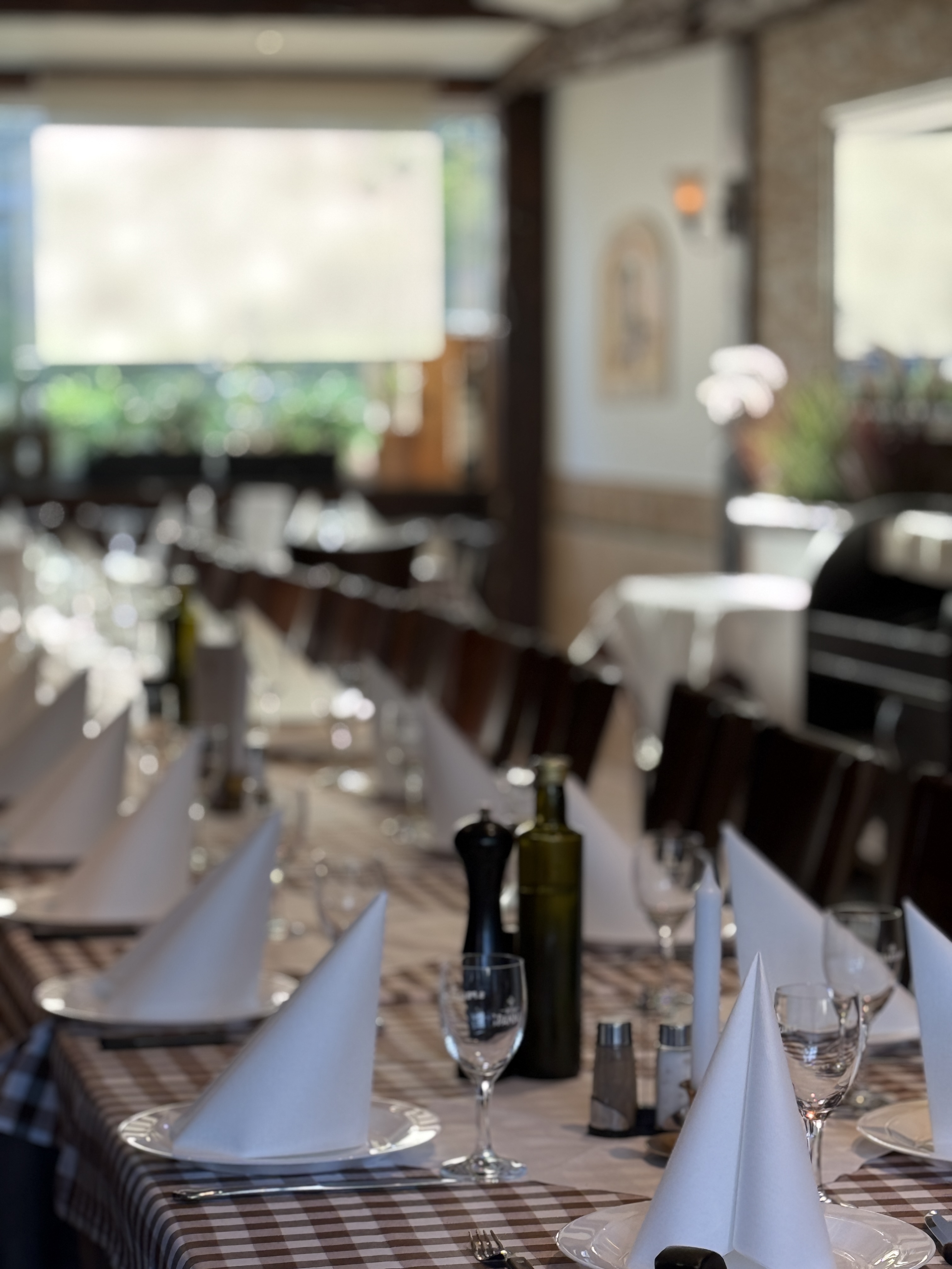 Große Tafel im Salento, eingedeckt für eine Gesellschaft